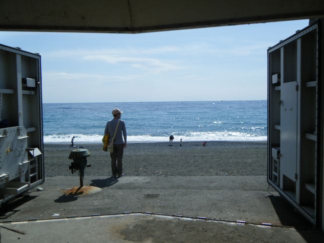 ホテルのテニスコートの脇から、海に出られます。