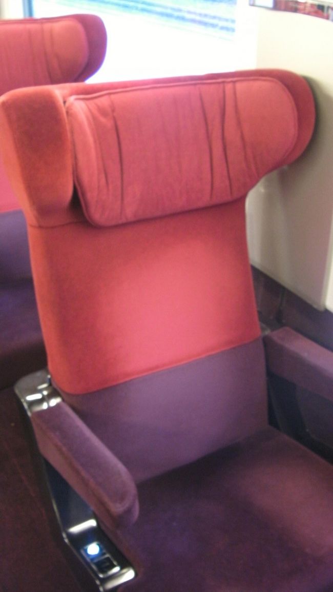タリス一等車のシートはこのような感じです。リクライニング機能はあります。