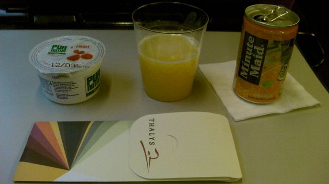 ケルン駅を出発して直後、機内食ならず車内食が出ます。サンドイッチかヨーグルトを選べたのですが、ホテルで朝食をたくさん食べたので今回はヨーグルトをチョイス。