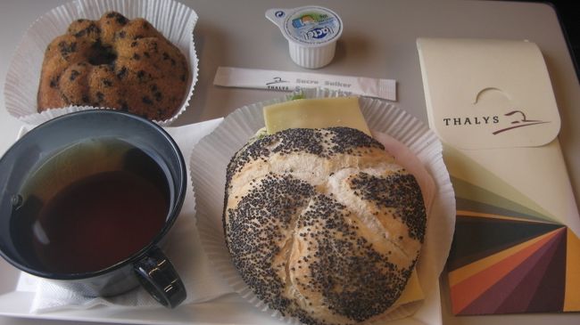 ブリュッセル〜パリ間の車内食です。サンドイッチとデザートが付いていました。一応、朝食らしいですが味はおいしかったですよ〜