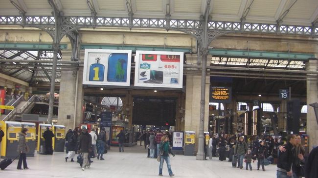 パリ北駅構内です。日曜なんで人がいっぱいいました。（※ここでちょっとしたトラブル発生。駅構内をビデオで取っていたら変なおっさんに「ビデオカメラ下げろ」とからまれて仕方がなくビデオ撮影をやめました。ので皆さんもビデオ撮影はほどほどにしといたほうがいいですよ。）