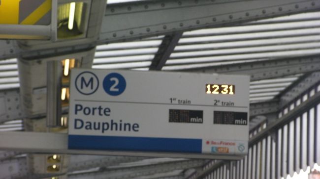 パリ北駅から一駅目のbarbes rochechouartで降りて②番線のporte dauphine行きのメトロに乗り換えます。