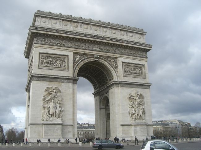 ②番線のbarbes rochechouart駅から10駅目のcharles de gaulle etoile駅を降りて出口を出たところすぐにあの有名な凱旋門があります。