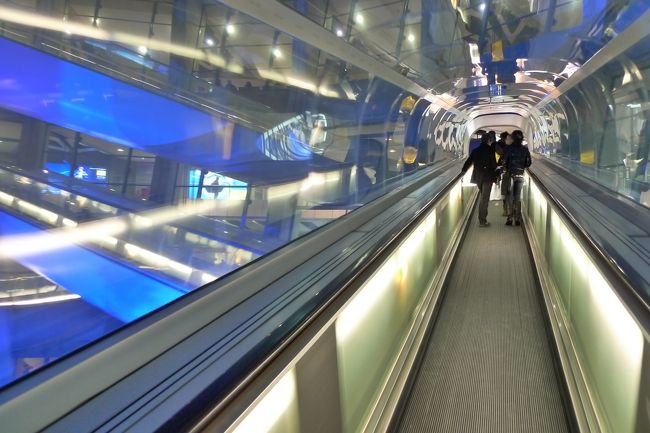 第１ターミナル名物のチューブエスカレーターを進みます。