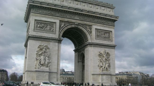 一通り凱旋門の周りを観光して、これからエッフェル塔に向かいます。<br />　　　　　　　　　　　　　　　　　　　　　　　　　　　