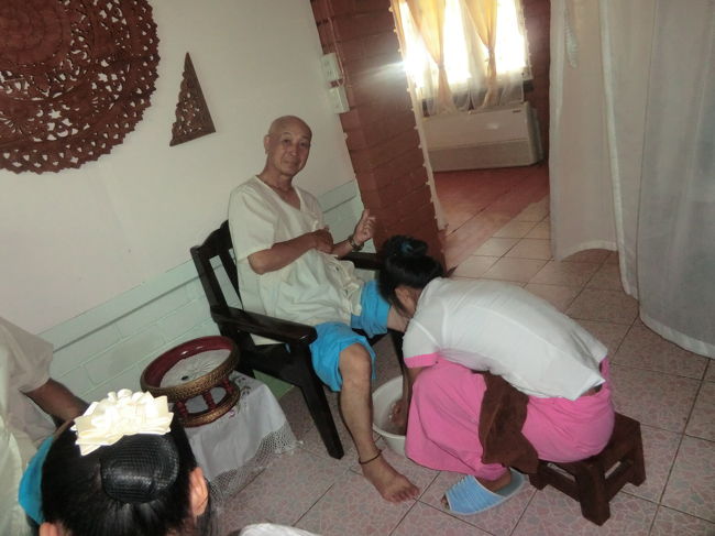 もちろん全身・・・タイマッサージ・・・　　足を綺麗に洗ってもらい・・・