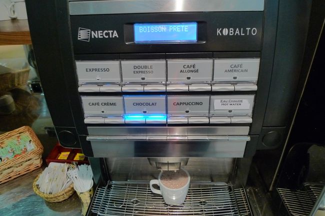 コーヒーメーカーでホットチョコレートをチョイス。<br /><br />日本のココアの倍ぐらい甘い!!って感じで口に合わず・・・