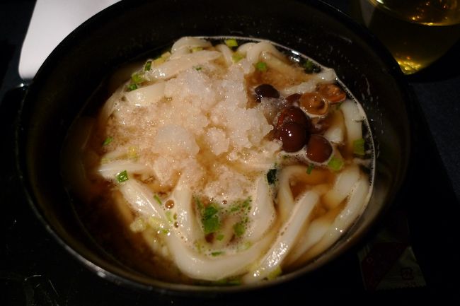 なめこおろしうどんを頂きました。<br /><br />これはおいしかった。<br />葱味噌ラーメンと迷ったんだけど、他の人のをチラッと見たらインスタントって感じが強かったので、うどんにして正解だったかな？