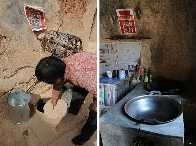 上記二軒の窰洞（ヤオトン）の間には、左の画像のような井戸が掘ってありました。壁に貼ってあるのは、水の神様の龍王の絵。<br />蓋を開けてもらうと、結構深いらしくて中は見えず。<br />チェーンの付いたバケツを下ろし、巻き上げ機で汲み上げるスタイルになっています。。<br />水はどんな感じ？　と汲み置きバケツの中を見てみると、予想に反して無色透明。黄色く濁った水を想像していたので、これはちょっとびっくり。<br /><br />右の画像は、台所専用になった窰洞（ヤオトン）の内部。<br />出入り口のすぐ脇に竈がしつらえてあるのは、換気を考慮に入れた結果に違いない。その上にかけてある大きなお鍋がピカピカ。<br />奥は食糧倉庫も兼ねたスペースで、壁には竈の神様らしき絵がやはりお札のように貼られていました。