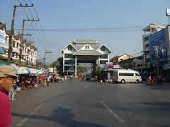 着いた所は、タイの出国手続きをする建物の前です