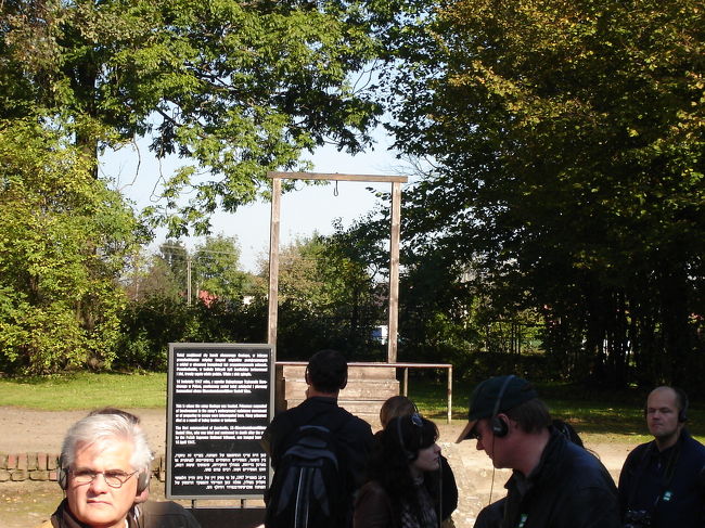 ルドルフ・ヘスの絞首台<br /><br />（以下手前の看板の記述です。）<br />This is where the camp Gestapo was located. Prisoners suspected of involvement in the camp's underground resistance movement or of preparing to escape were interrogated here. Many prisners died as a result of being beaten or tortured.<br /><br />The first commandant of Auschwitz, SS-Oberstumbannfuhrer Rudolf Hoss, who was tried and sentenced to death after the war by the Polish Supreme National Tribuunal, was hanged here on 16 April 1947.