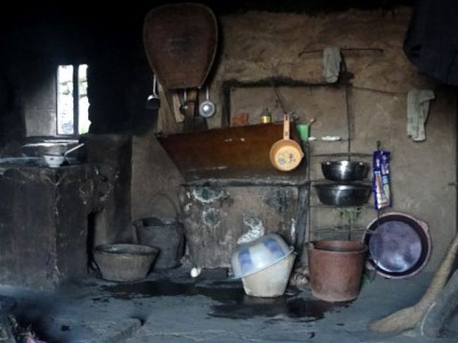 　老人は「まあ座って座って」と私に夕食まで待つよう薦めてきます。老夫婦だけかと思っていると、その息子や孫らも家を頻繁に出入りしていて大変にぎやか。まさに子沢山、三世代の農村の生活がここにあります。ハニ族は何人まで子供を生めるのでしょう。