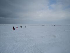 斜里を抜け、「鱒浦」辺りのオホーツク海岸
観光客の方々が、流氷の上を歩いていたので、好奇心旺盛のきーちゃんも・・・