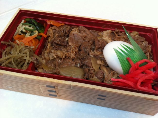 朝7時半位の羽田発便です。<br />朝ご飯は空弁。<br />http://www.yonehachi-group.jp/shop/area-tokyo.html<br />TVで話題になったらしい、焼肉弁当をいただきました。<br />普通に美味しかったです。