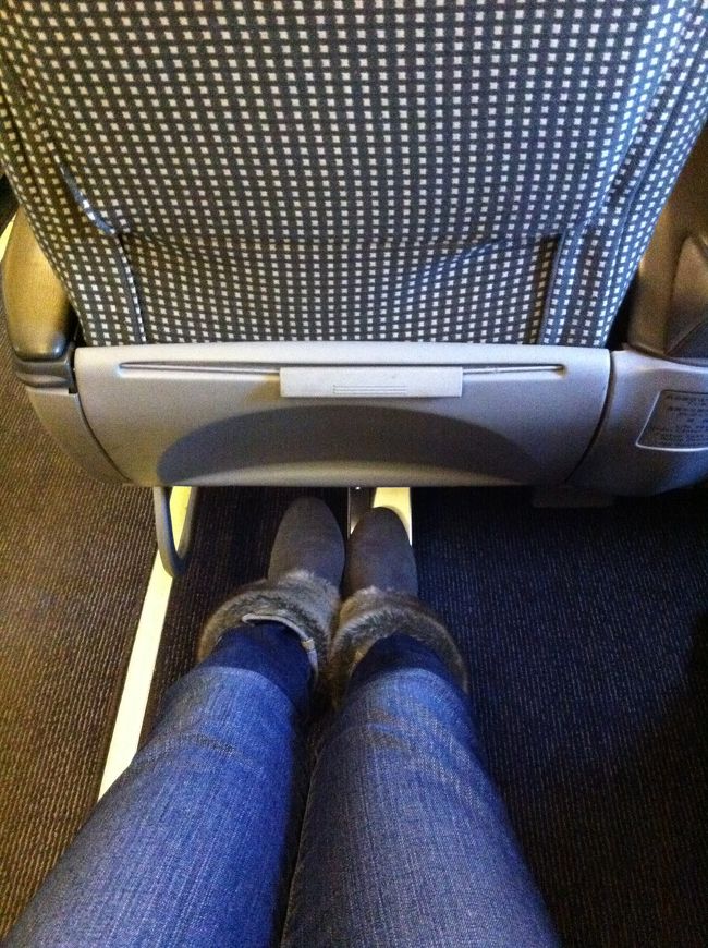 今回初めてJAL使用。<br />空席があったのでクラスJ(+1,000円でアップグレードできるので）<br />にしてみました。<br />今まで「1時間ぐらいのフライトならエコノミーでいいよねえ」と思っていましたが撤回。<br />やっぱり足伸ばせる席はいいっすー（涙）<br /><br />