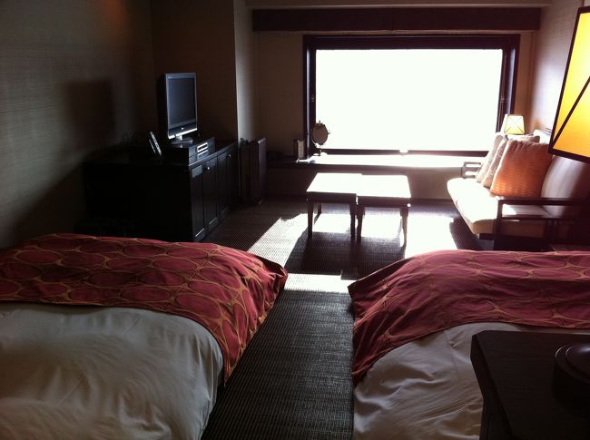 この日は、ラビスタ函館ベイに宿泊。<br />追加料金（一部屋4,000円）でデラックスツイン＆隣同士の部屋が可能とのことだったので、願ったりかなったり！<br />デラックスツインベッドとリビングの部分が畳＆窓際が掘りごたつになっていておすすめ!!!<br />もし可能ならデラックスツインです!!!<br />提案して下さったフロントの方感謝。