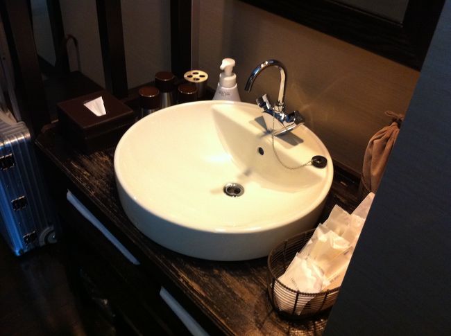 洗面所。部屋には基本的なアメニティ完備。<br />大浴場にはシャワーキャップ＆歯ブラシがあります。<br />タオルは自室のを持参します。でもちゃんとかごが用意してあるんですよ!!