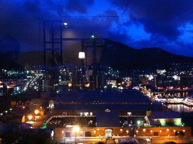 部屋に戻って二次会。窓からの夜景はこんな風にすばらしかった!!