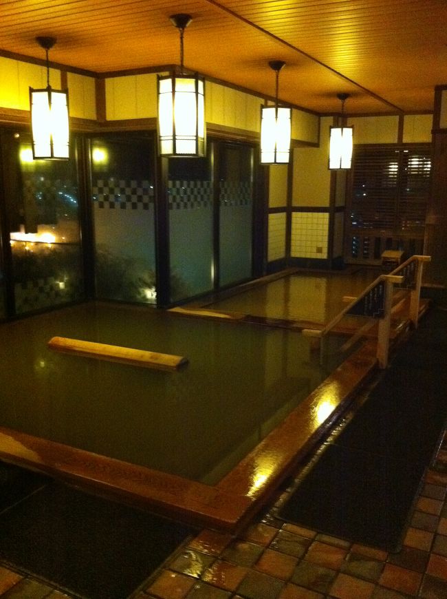 夜中に目が覚めて大浴場にいきました。<br />本当はマナー違反だけど誰もいなかったので<br />大浴場の様子をぱちり。<br />今までいったことがある函館の銭湯よりもかなり塩分つよし！<br />でもすごくききますー