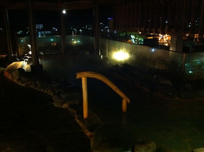 露天風呂は函館の夜景独り占めです!!<br />すばらしいことに女子風呂には、身体に巻く布が用意されており<br />寒さはあまり感じず。<br />4時ぐらいに行けば誰もいませんw<br />