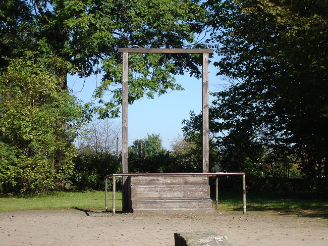 ルドルフ・ヘスの絞首台<br /><br />絞首台は焼却炉の入り口の前にあります。1947年4月16日にアウシュビッツ収容所元所長ルドルフ・ヘスの死刑執行がこの絞首台にて行われました。