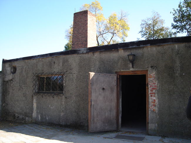 焼却炉<br /><br />焼却炉は収容所を取り囲む鉄線の外にあります。