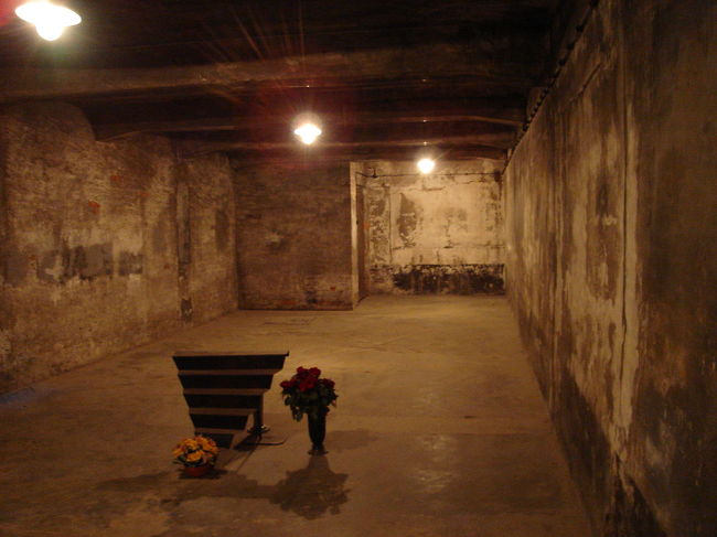 焼却炉：内部<br /><br />焼却炉の中のもっとも大きな部屋は、はじめ死体安置所であり、その後ガス室に改造された。ここでは1941年から1942年にわたって、ソ連捕虜とシレジア地方のゲットーから運ばれてきたユダヤ人が毒殺された。