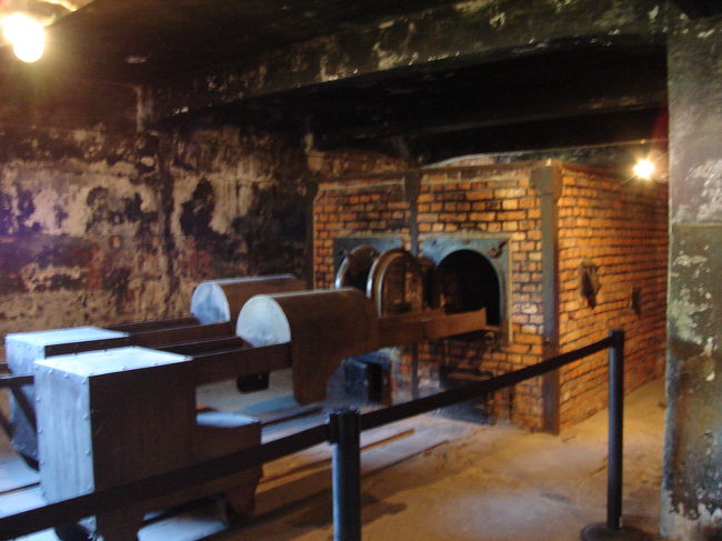 焼却炉：内部<br /><br />奥の部屋には、3台あったうちの2台の焼却炉が残されている。そこでは一日に350人の死体が焼かれていた。1台の炉には同時に2-3人の死体が入れられた。焼却炉自体はドイツのエルフルト市のトップ・ウンド・ゼーネ社が製造した。同じ会社は1942年と193年にブジェジンカにも4件の焼却炉の炉を設置した。その社名は炉の一部に書いてある。その焼却炉は140年から1943年まで利用されていた。