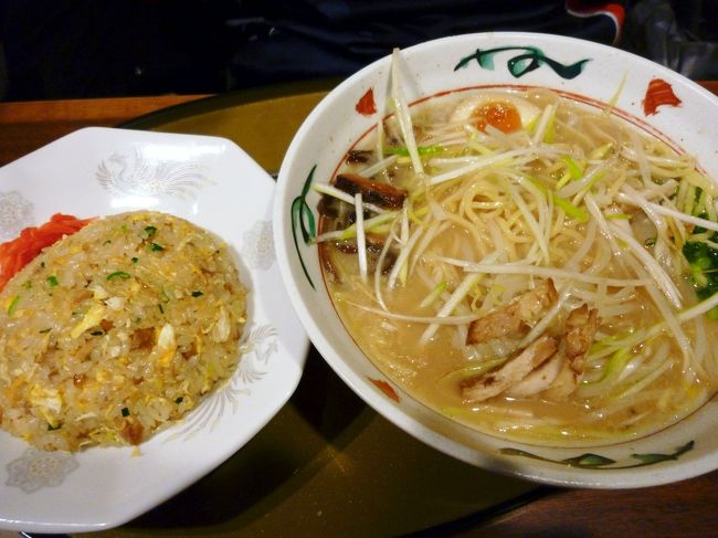 ねぎとんこつラーメン<br /><br />半チーャハン