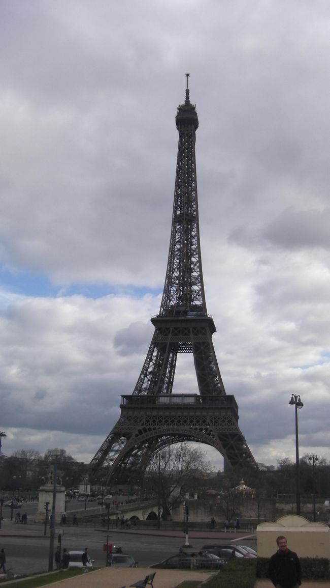 駅から少し歩くとエッフェル塔が見えてきました。