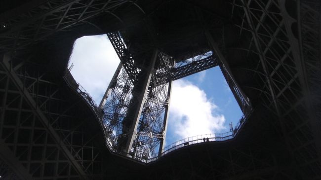 エッフェル塔の真下から。