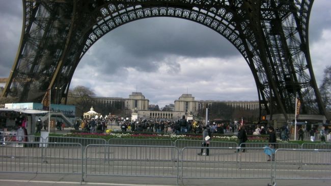 エッフェル塔の真下の広場はこのような感じです。