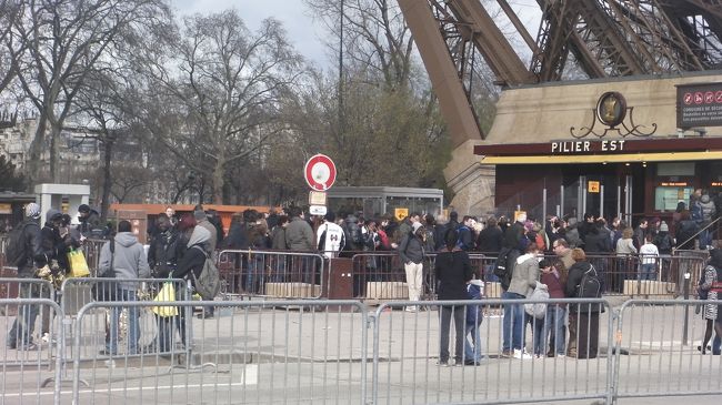 パリに行った日が日曜日だったのでエッフェル塔のチケット売り場にはこのような長蛇の列が並んでいました。ので今回はエッフェル塔に登るのをあきらめました。