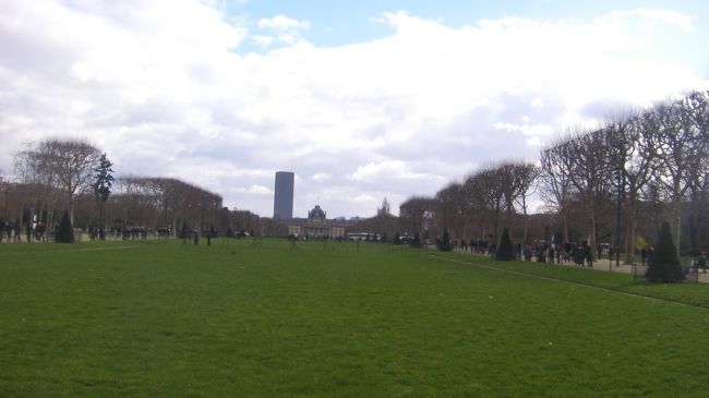 エッフェル塔の前はこのように広い公園となっています。（※芝生の中には入れません。）