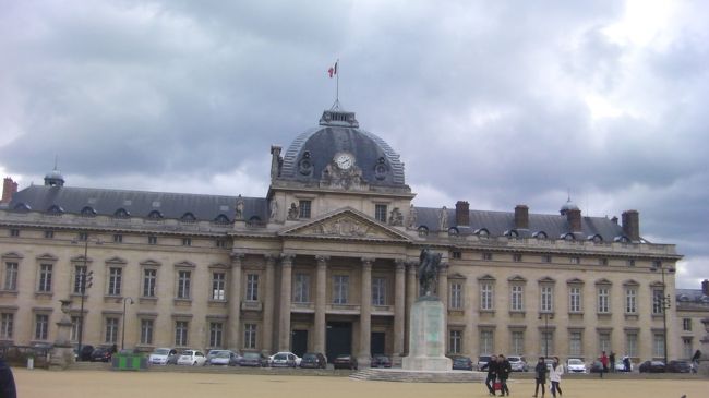 ちなみにエッフェル塔の前を突き進むとこのような建物が建っていました。<br />次はルーブル美術館を目指します。