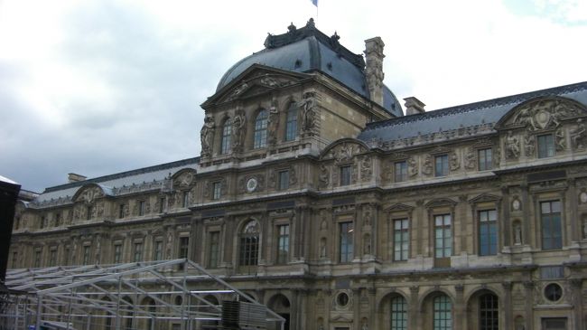 エッフェル塔からメトロでいったん凱旋門の駅まで戻り、そこから乗り換えてルーブル美術館に着きました。