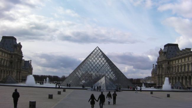 上の写真の建物を抜けるとダヴィンチ・コードで有名となったあのガラス張りのピラミッドが見えてきます。