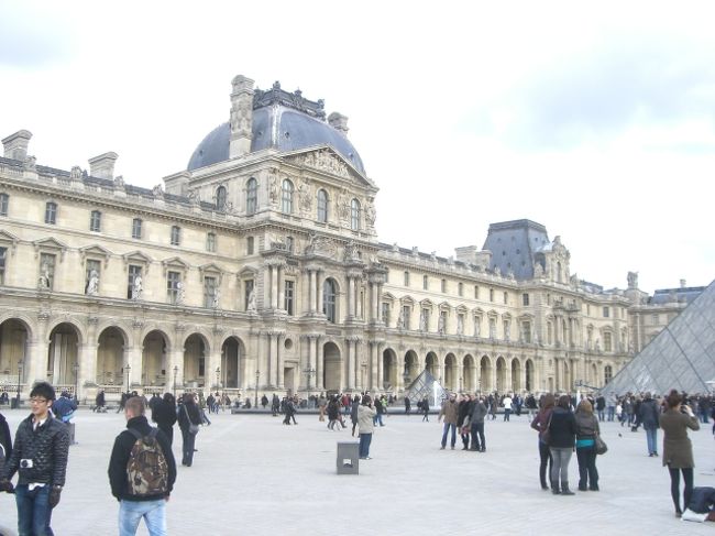 ピラミッドの左側。