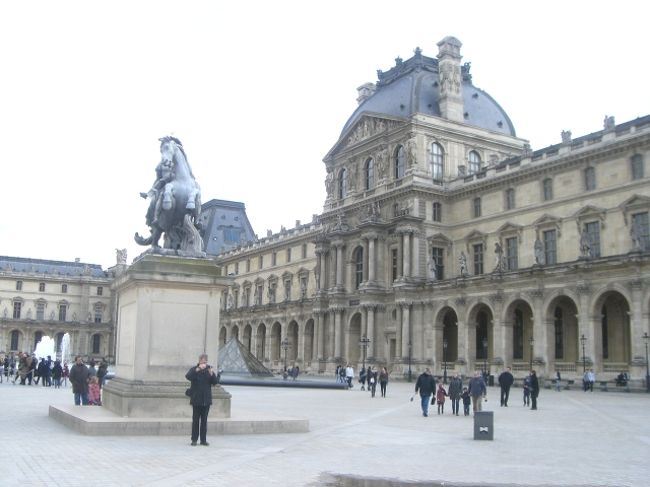 ピラミッドの右側