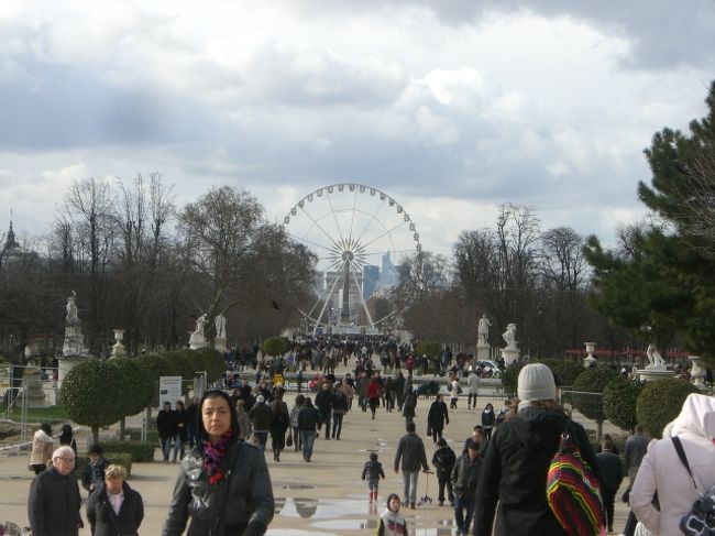 ルーブル美術館の敷地内にある公園。夕方の4時くらいになっても人通りが多いです。奥には観覧車があるのが見えます。