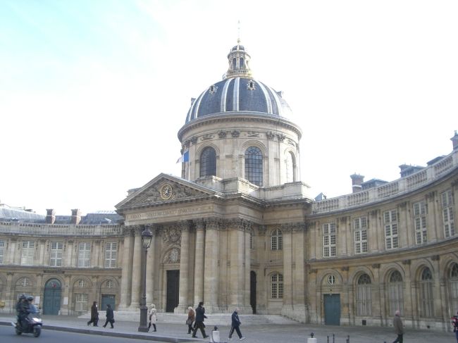 ルーブル美術館の最寄りの駅まで戻る途中にあった建物。