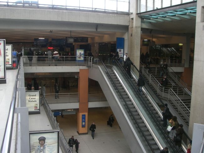 パリ北駅の地下はこのような感じです。