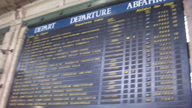 パリ北駅にある巨大な列車発車時刻の掲示板。ここから各地に向かうＴＧＶやタリス又はユーロスターの時刻が載っています。（※パタパタ方式の掲示板でした。）