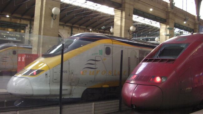 ユーロスターとタリスのツーショット。このタリス（赤い電車）でドイツに帰ります。