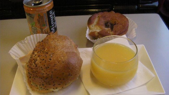 一等車は帰りも食事のサービスが付きます。これはパリ〜ブリュッセル間に出された軽食。