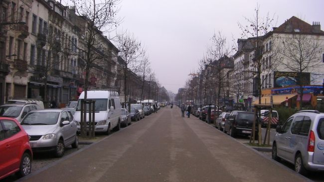 ブリュッセル南駅から歩いてグランプラスに向かいます。駅から出て右手に進むとやがてこのような通りに出ます。