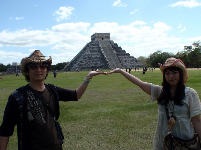 まずは、世界遺産　チェチェン・イッツァへツアーで参加。<br /><br />ハネムーナーばっかりのOPツアーだったので、すれ違う日本人観光グループに「あのグループ、ラブラブじゃない？？」とささやかれちゃいました。今がピークになりませんように‥<br /><br /><br />にしても、<br />偉大なるマヤ文明。<br /><br />圧倒的な存在感を放つピラミッド