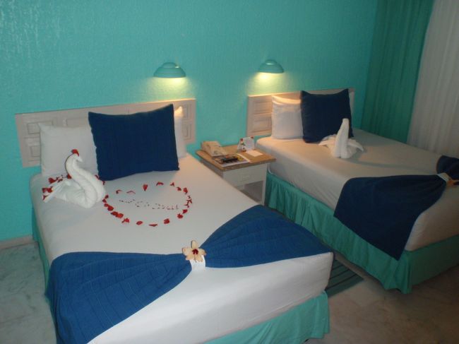 ホテルへ戻ると<br /><br />すてきなサプライズ☆<br /><br /><br />滞在中、24時間食事、アルコール、イベント付きの楽チンなオールインクルーシブのホテルにしました。<br /><br />これはホント良かった。<br /><br />物価も高めなカンクンで毎回の食事を思うと、かなりお得な感じもしたし、ゆったりリゾートを満喫できるところがGOOD☆<br /><br /><br />