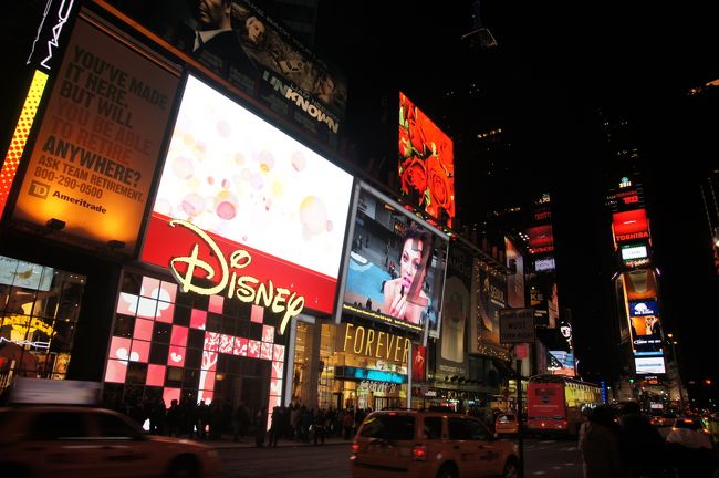 タイムズスクエアです。夜中もネオンがすごい街。<br />世界中からエンターテイメントを求めて観光客が来る街と思うと自然とわくわくします。