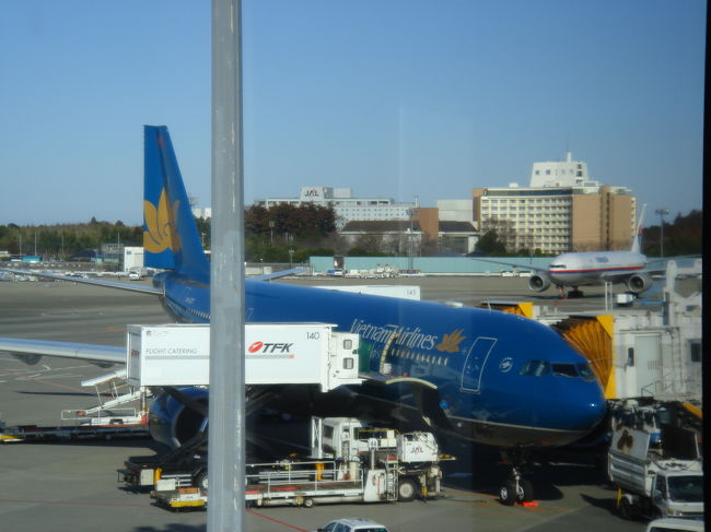 フライトは、成田９:３０発、ベトナム航空ホーチミン行きです。<br />朝早いせいか、チェックインカウンターも空いていて、<br />５分でチェックイン終了。<br /><br />団体ツアーじゃないとカウンター行き来したり、集まったりしなくていいから、気が楽ですねー。